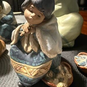 LLADRO Porcelain Pensive Eskimo Figurine “FLOWER VENDOR” a retired piece